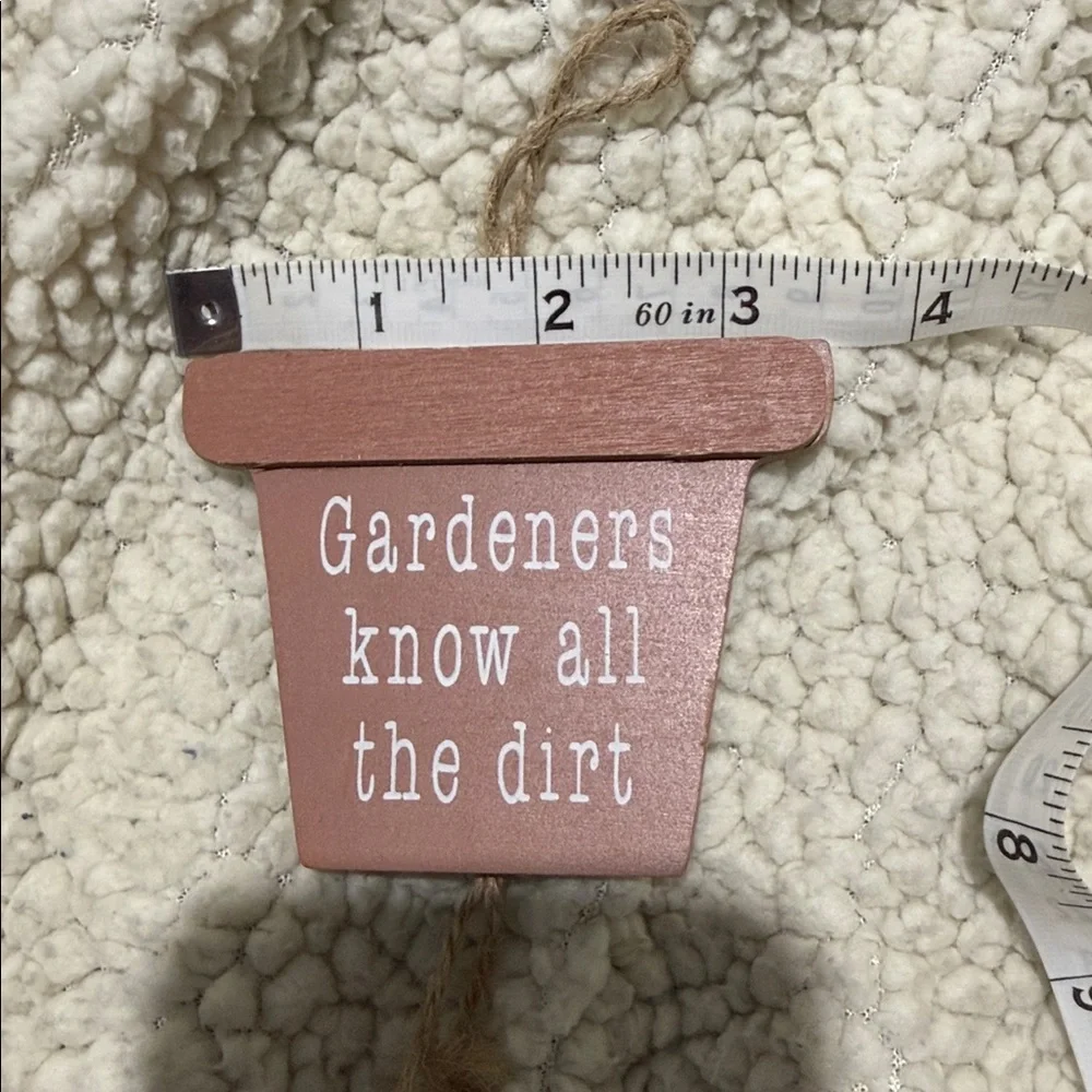 Rustic Brown 'Gardeners Know All the Dirt' Wall Hanging